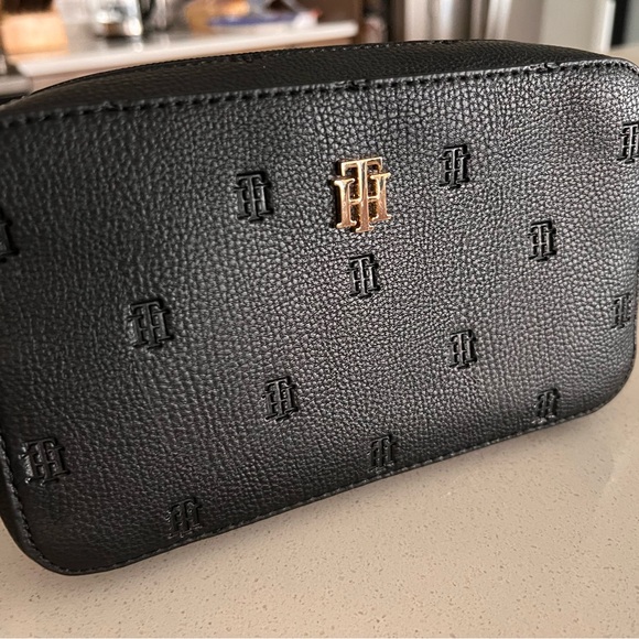 Tommy Hilfiger Women's Camera Crossbody Bag - Black Faux Leather Embossed Logo - Picture 3 of 11